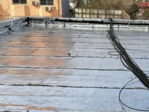 宿松卫生间漏水维修公司分享下宿松屋面楼顶防水刚性防水层施工要点。